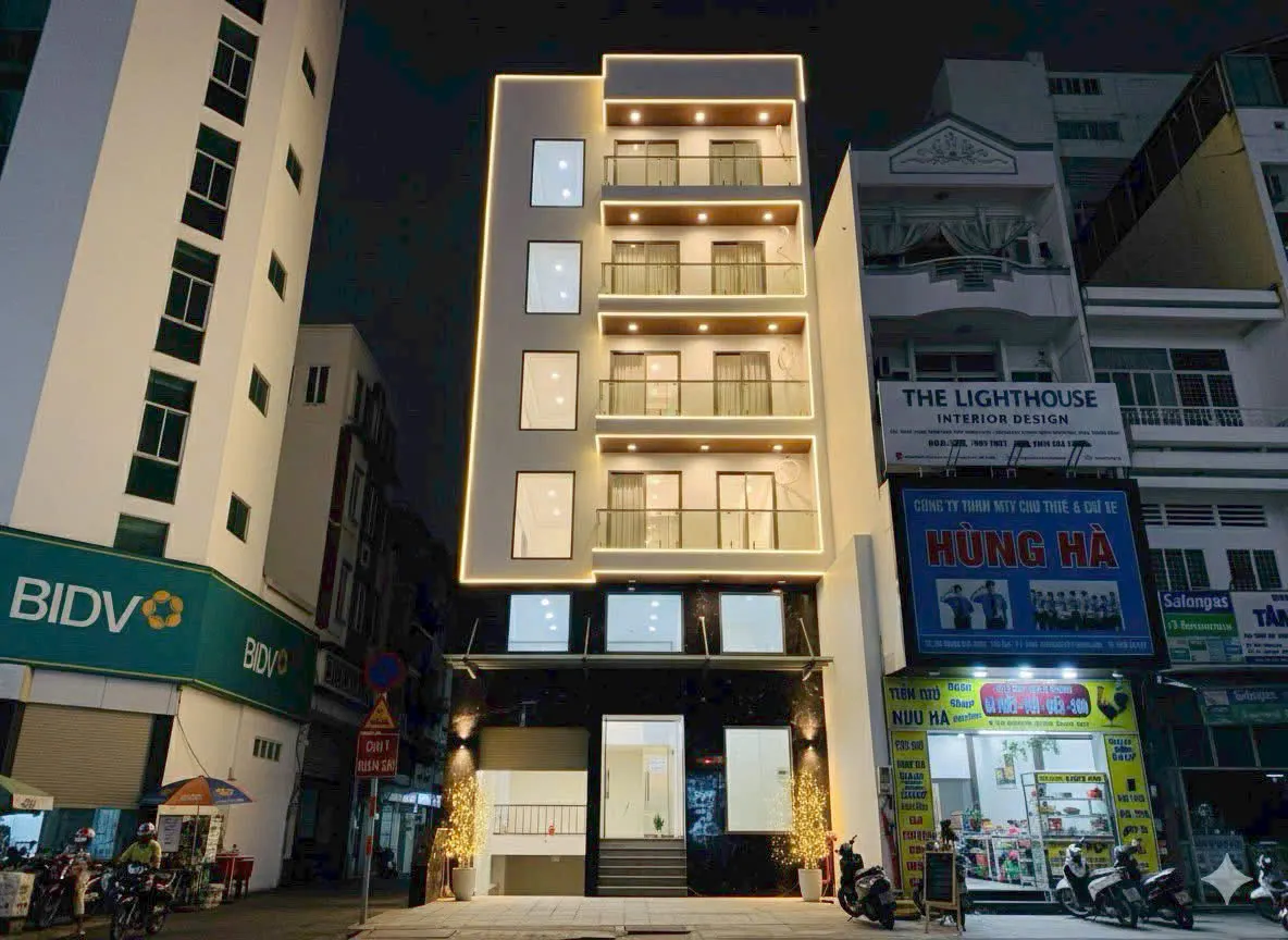 Điện Biên Phủ Roundabout: Is Buying a Corner Building a Good Investment for Your Child's Future?
