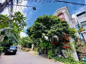 Cần bán villa Thảo Điền Xuân Thủy - Nội thất gỗ quý, gần sông