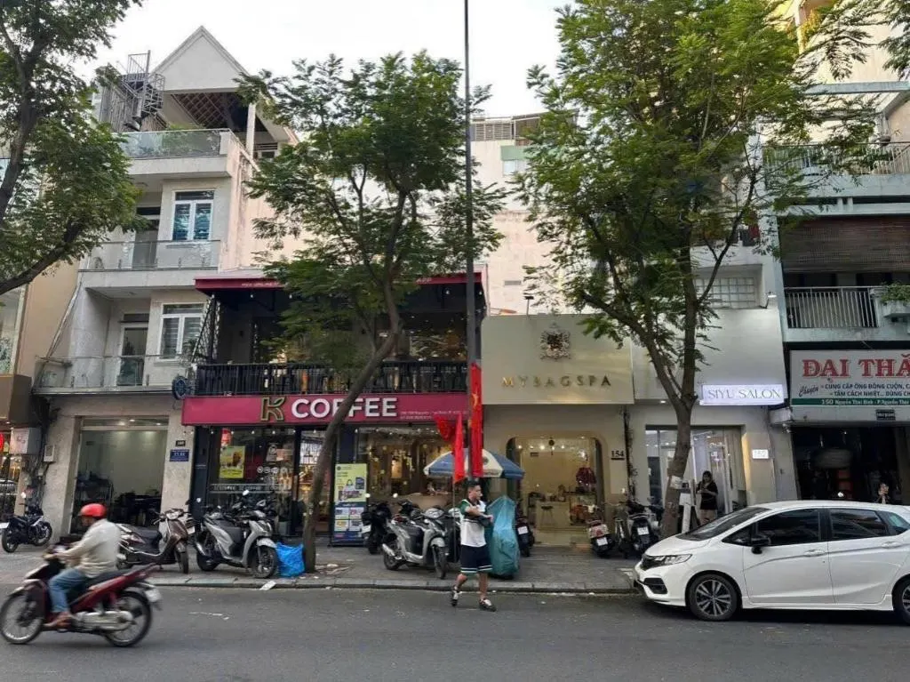 District 1 Investment: Comparing Nguyen Thai Binh & Cong Quynh Frontages - Which Option is More Efficient?