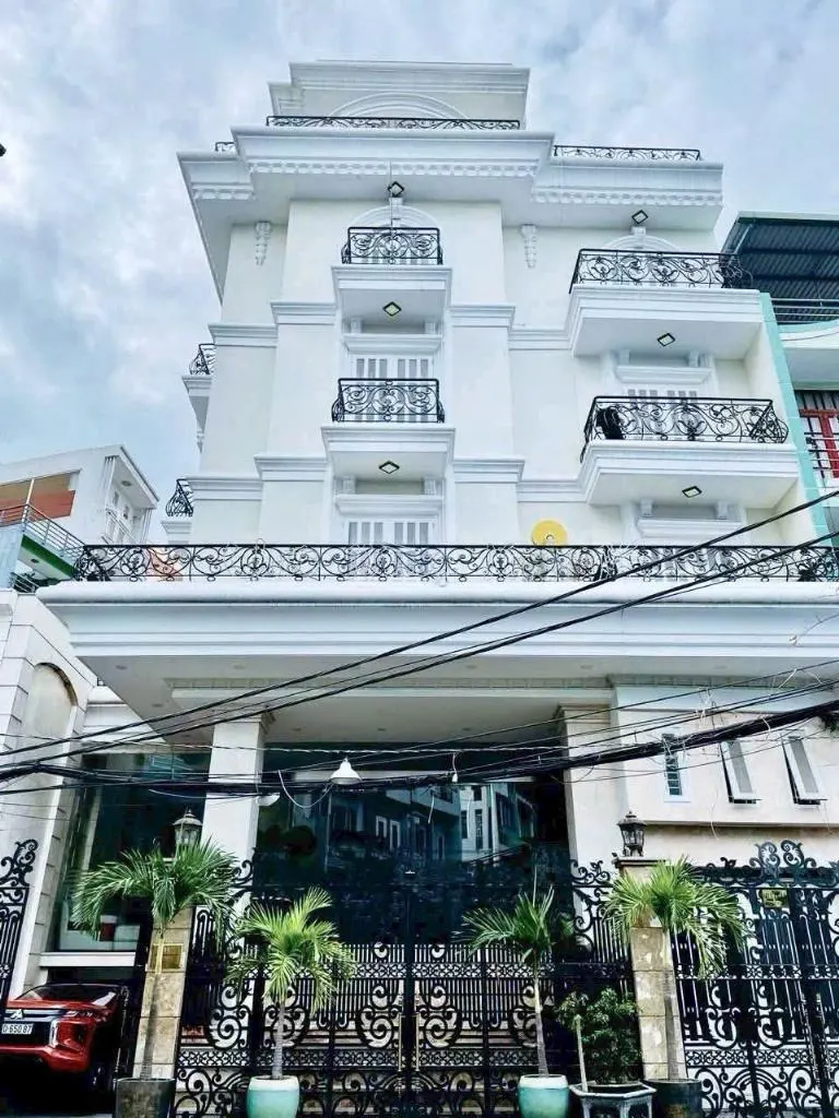 District 3, 7-story Apartment, 150M/month: ROI & Risk Analysis