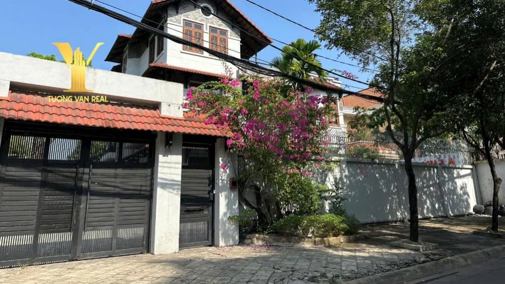 Bán Biệt Thự Góc 2 Mặt Tiền, Vị Trí Đắc Địa Quận 2