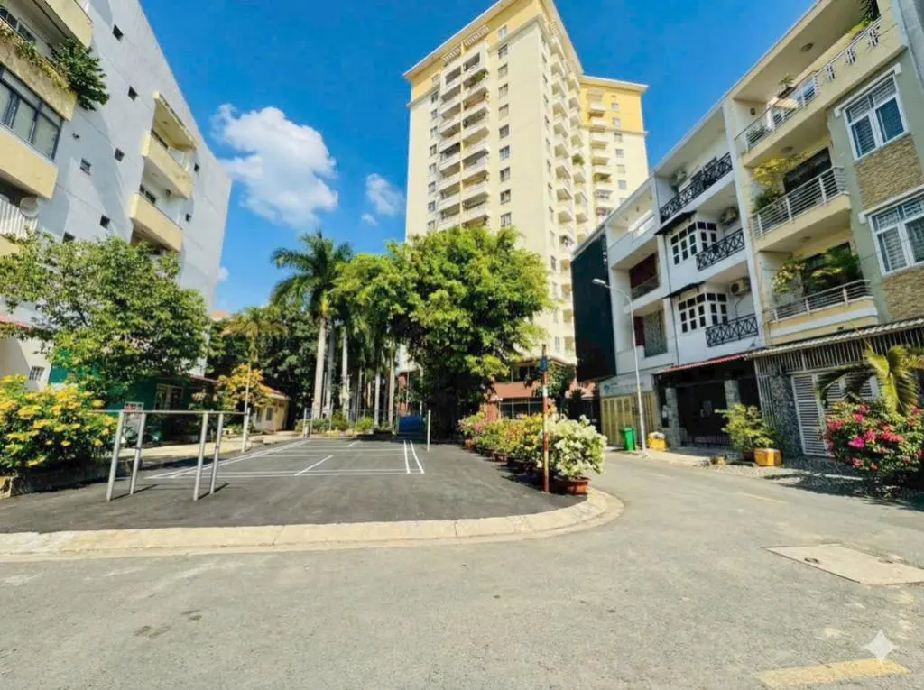 Bán nhà phố Quận 2, vị trí đẹp, giảm giá sốc!