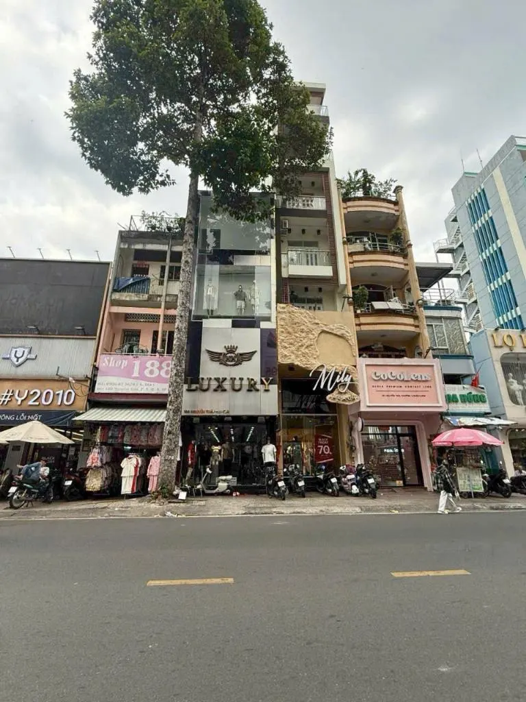 Bán nhà phố mặt tiền Nguyễn Trãi, Quận 5 - Vị trí đắc địa
