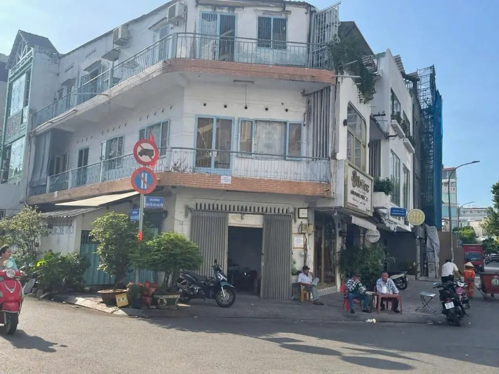 For Sale: Corner House on Tran Khanh Du, District 1 - Prime Location