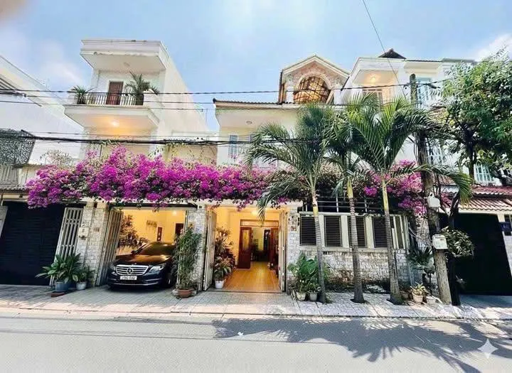 Bán Biệt Thự Quận 2 - Vị Trí Đắc Địa, Giá Tốt