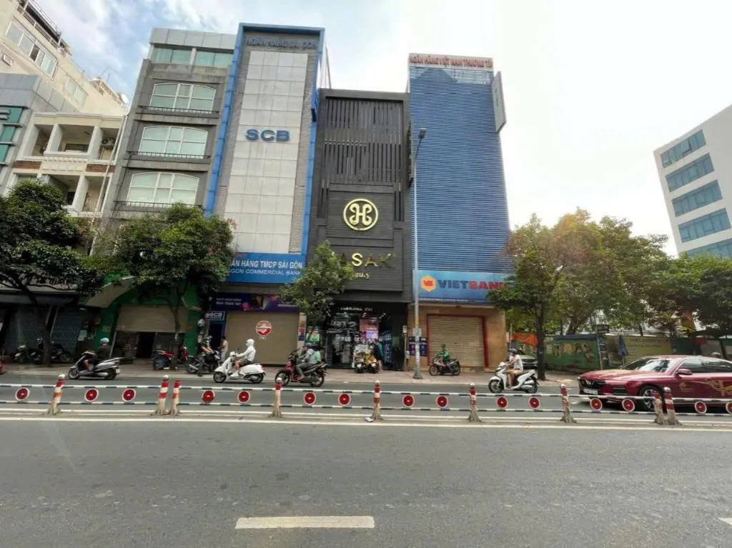 Bán nhà phố mặt tiền Khánh Hội, Quận 4 - Vị trí đắc địa