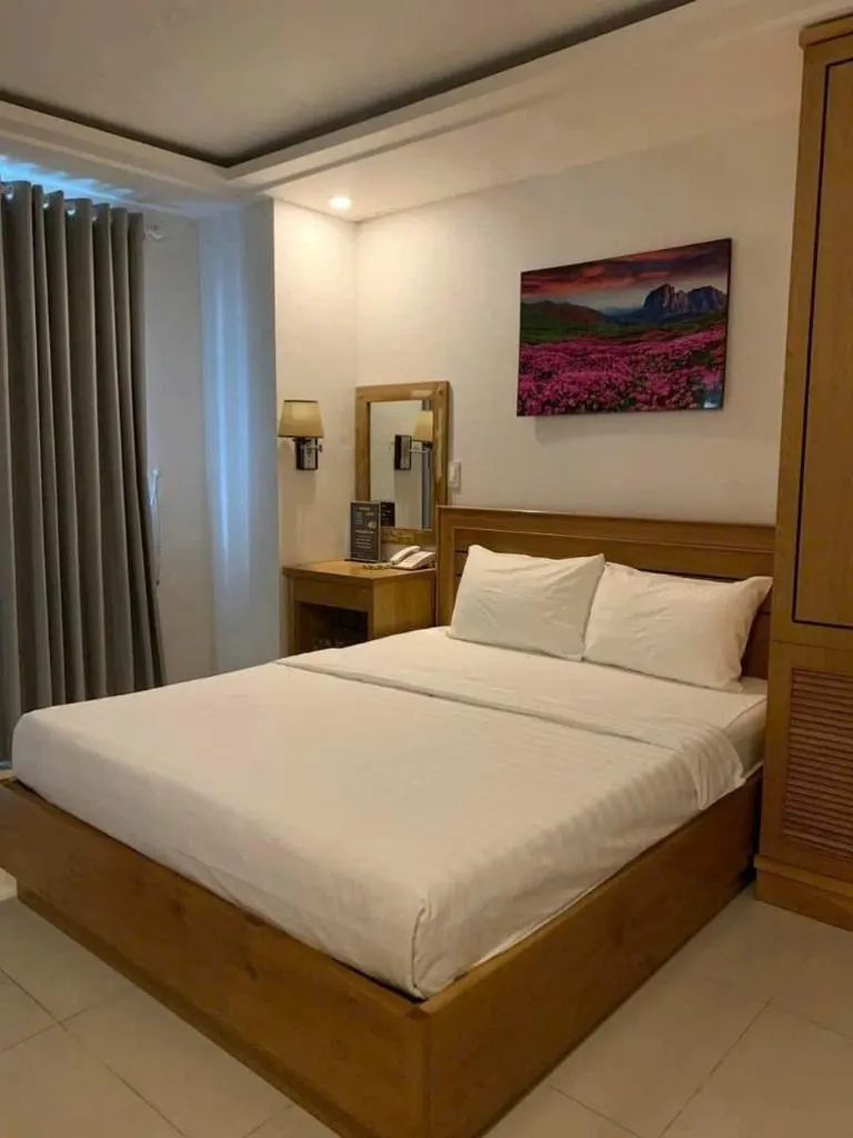 Bán khách sạn Quận 7 góc 2 mặt tiền Nguyễn Thị Thập, giá 48 tỷ