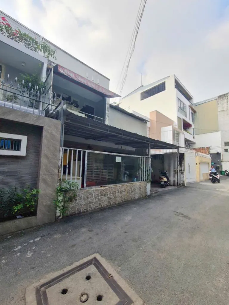 For Sale: Old House on Nguyen Huy Tuong, Binh Thanh - Prime Location, High Potential