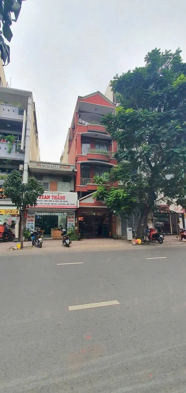 Bán nhà mặt tiền Lý Chính Thắng, Quận 3 - Vị trí đắc địa