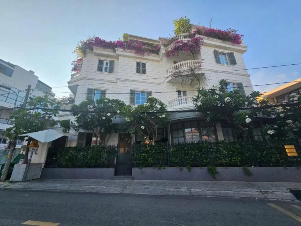 出售:乐文面街角楼,草地 - 黄金地段