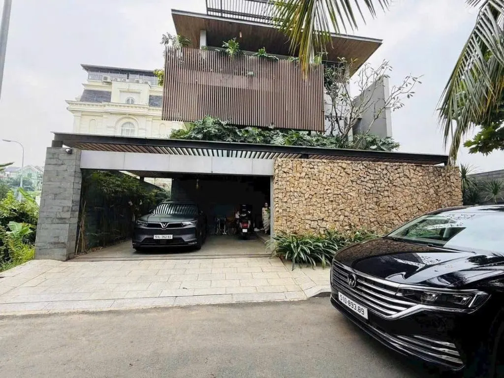 Bán Biệt Thự Hiện Đại, Full Nội Thất - Quận 2, Vị Trí Đắc Địa