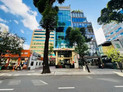 投资分析:胡志明市第一区两面店面大楼 - 现金流与风险(2400亿盾)