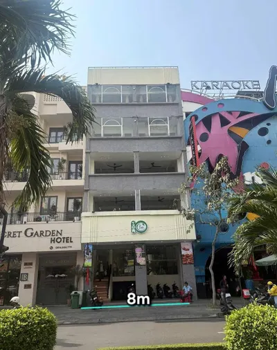 PXL Food Street: 5-story family home near schools