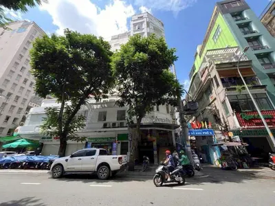 District 1 Two-Frontage Hotel: Cash Flow Analysis & Investment Risks