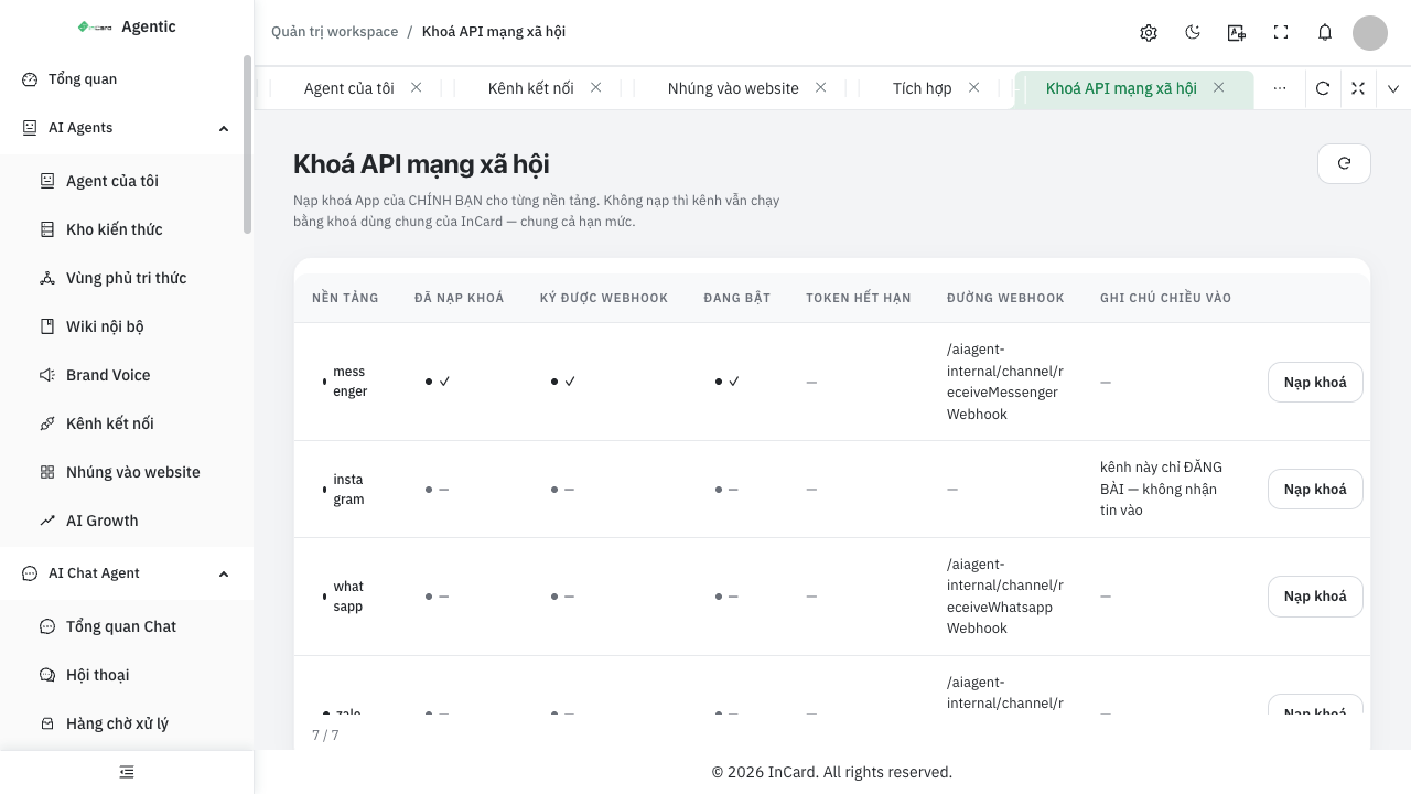 社交平台 API 密钥页面:密钥状态、Webhook 签名、令牌到期与 Webhook 路径